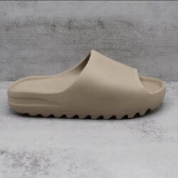 Men’s slippers Size 6 Yeezy slides