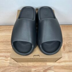 Yeezy Slides Size 10 – O