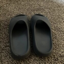 NEW Yeezy Pure Slides – MISMATCHED unisex Size 8