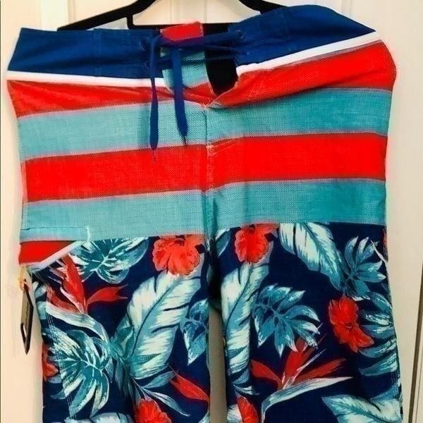 – Men’s Burnside board shorts.