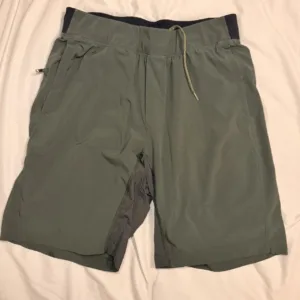 Lululemon Men's Green and Khaki Shorts
