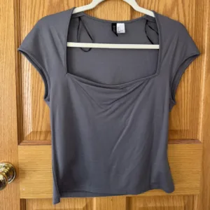 H&M Women's Grey and Blue Crop-top