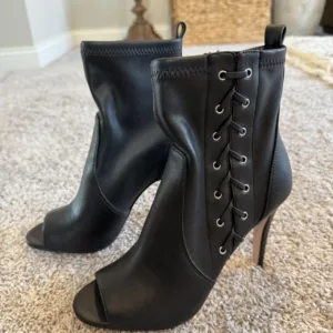 Jessica Simpson Women's Black Courts