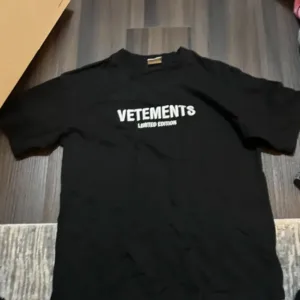 Vetements Men's Black T-shirt