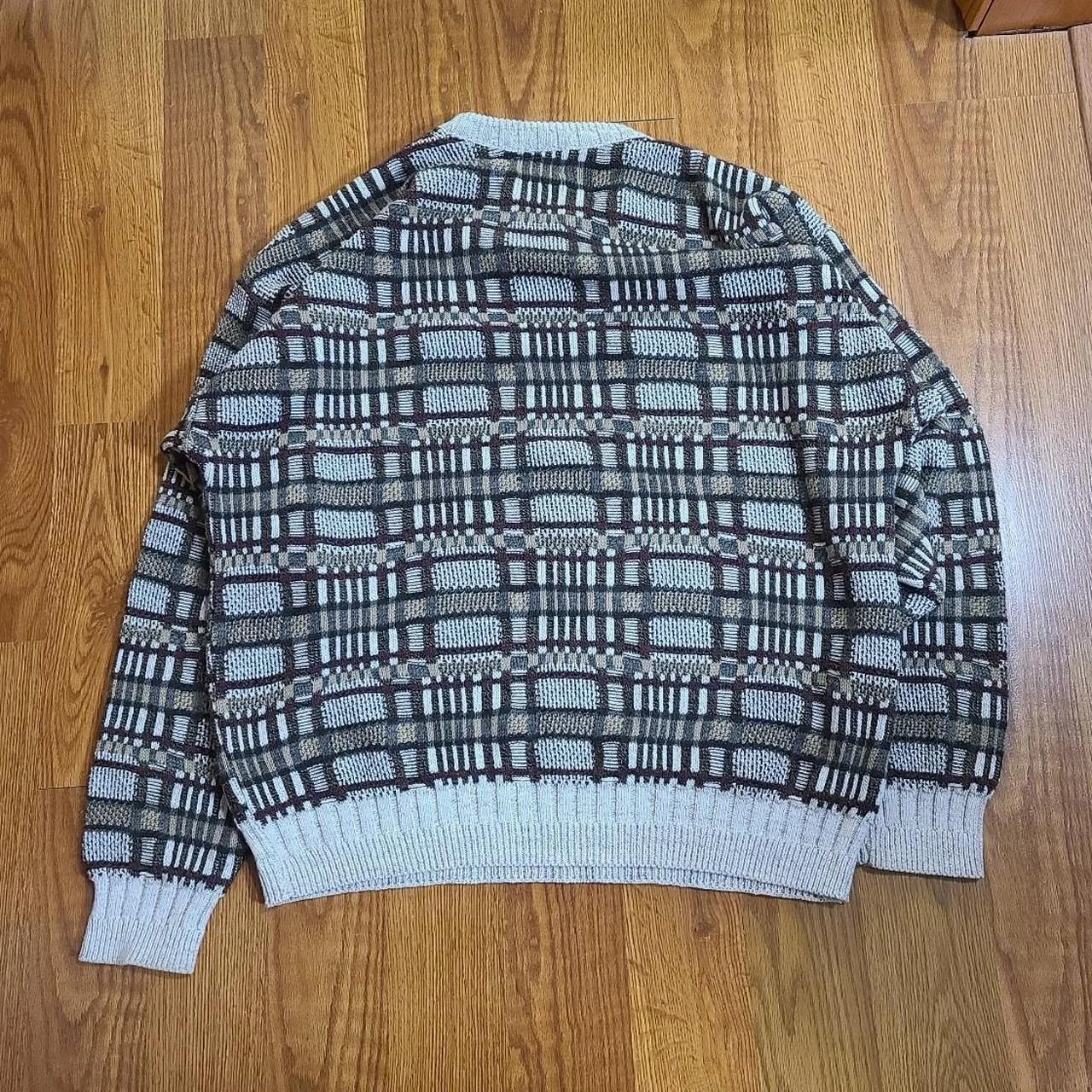 Coogi Men's Cream and Burgundy Jumper - Image 2