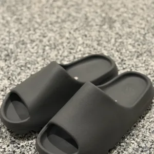 Yeezy Men's Black and Grey Slides