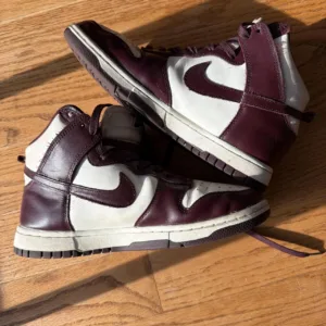 Nike Men's Burgundy and Red Trainers