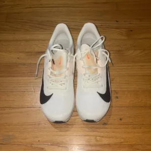Nike Men's White and Cream Trainers