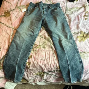 Wrangler Men's Blue and Navy Jeans