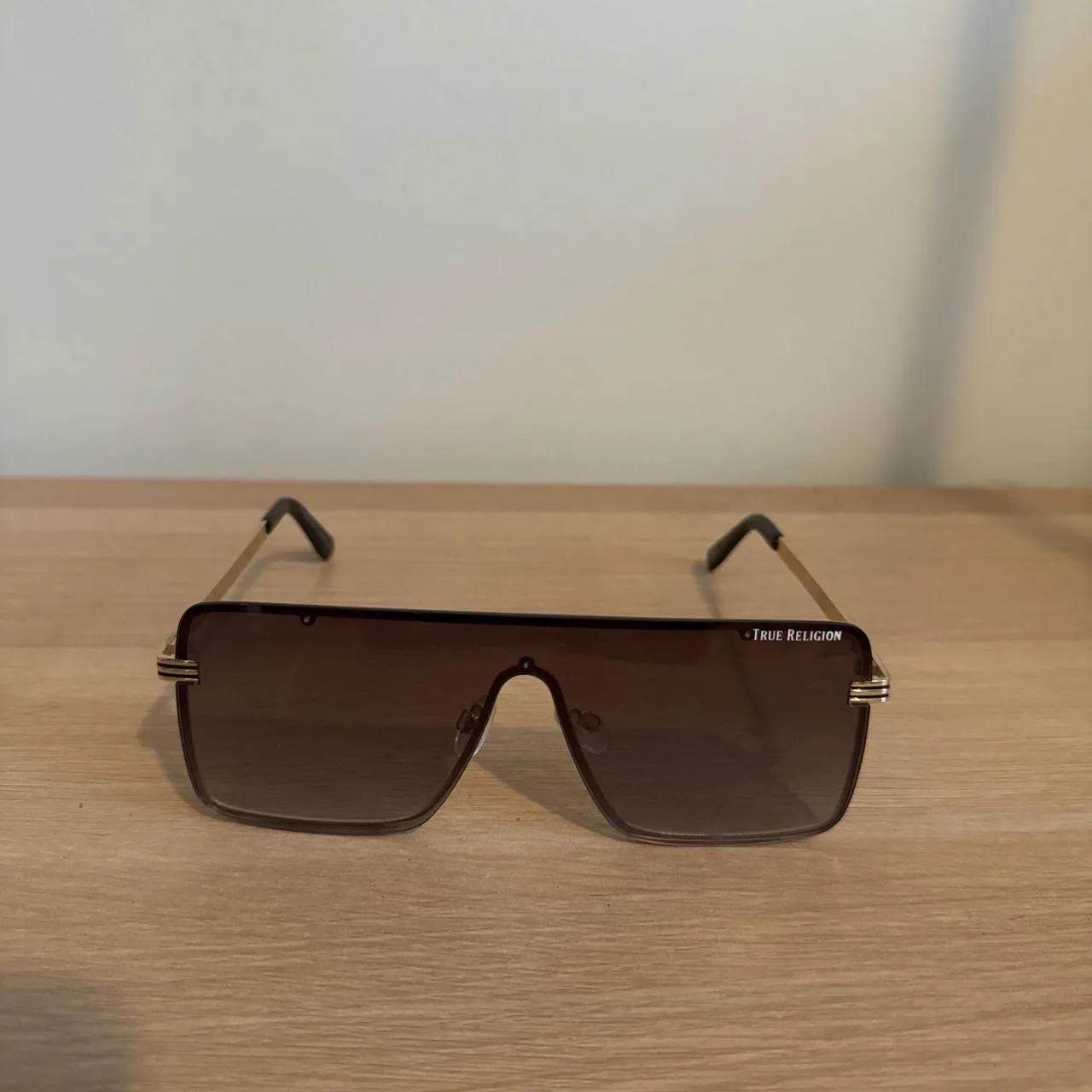 True Religion Women's Brown and Black Sunglasses - Image 2