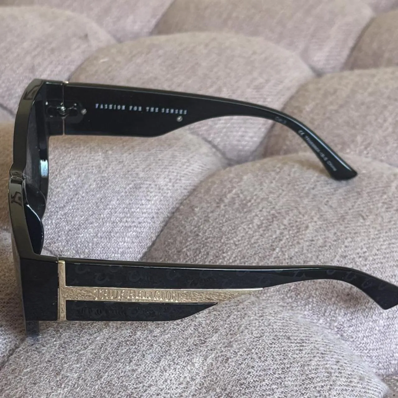 True Religion Women's Black Sunglasses - Image 6