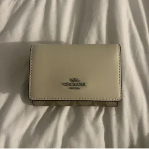 Michael Kors Women's Cream and Tan Wallet-purses