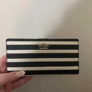 Kate Spade New York Women's multi Wallet-purses