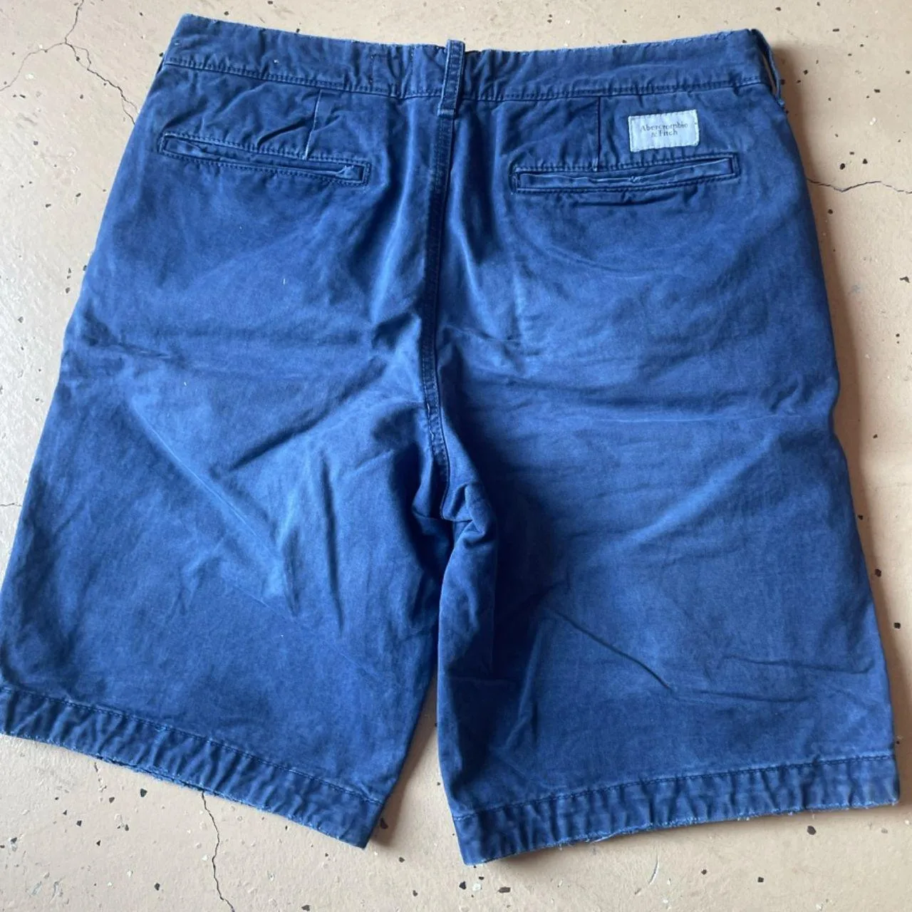 Abercrombie & Fitch Men's Navy and Blue Shorts - Image 4