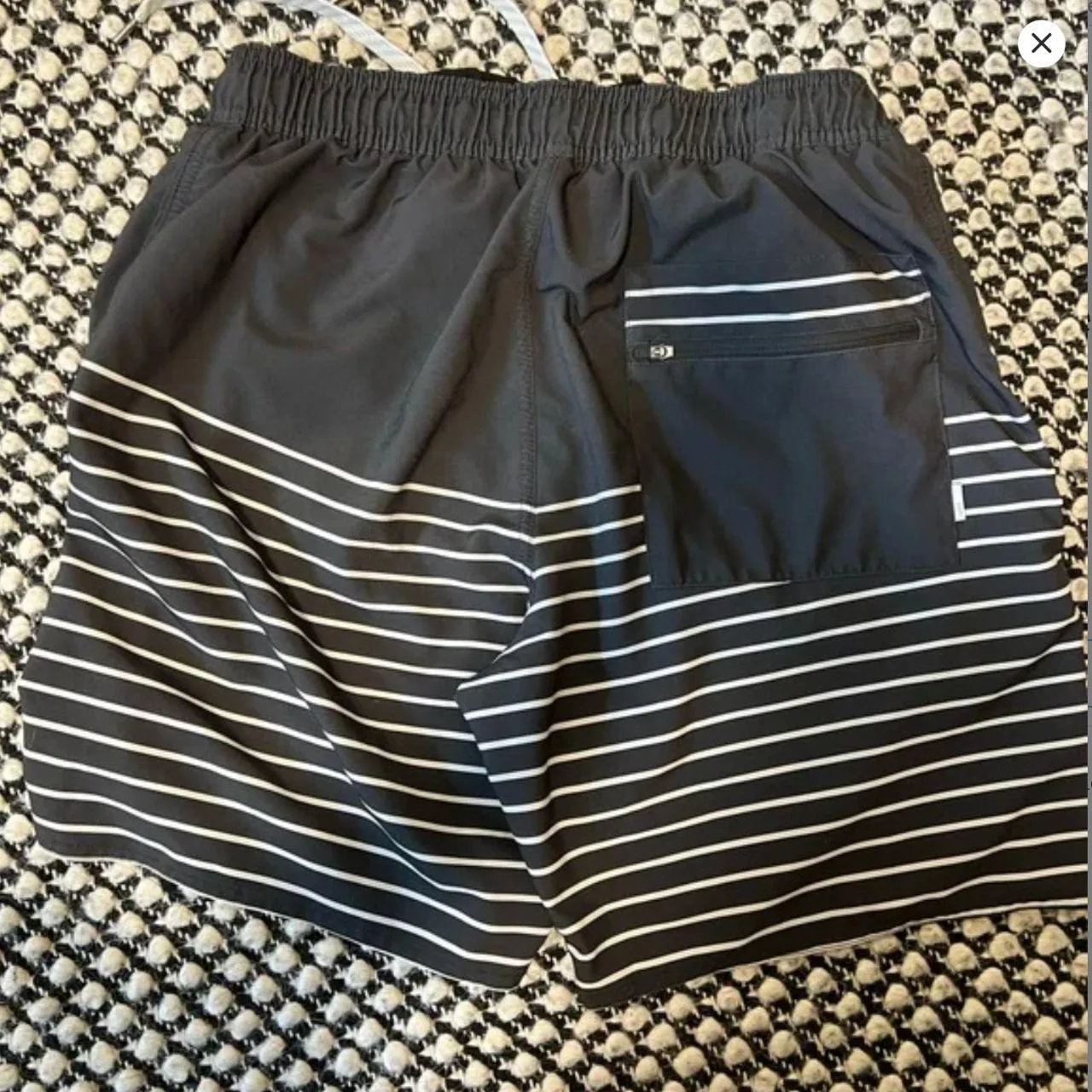 Vuori Men's Black and Grey Shorts - Image 2