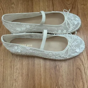 Madden Girl Women's Cream and White Ballet-shoes