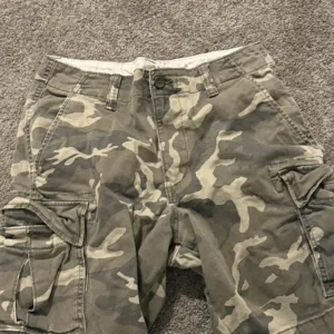 Old Navy Men's Khaki and Green Shorts